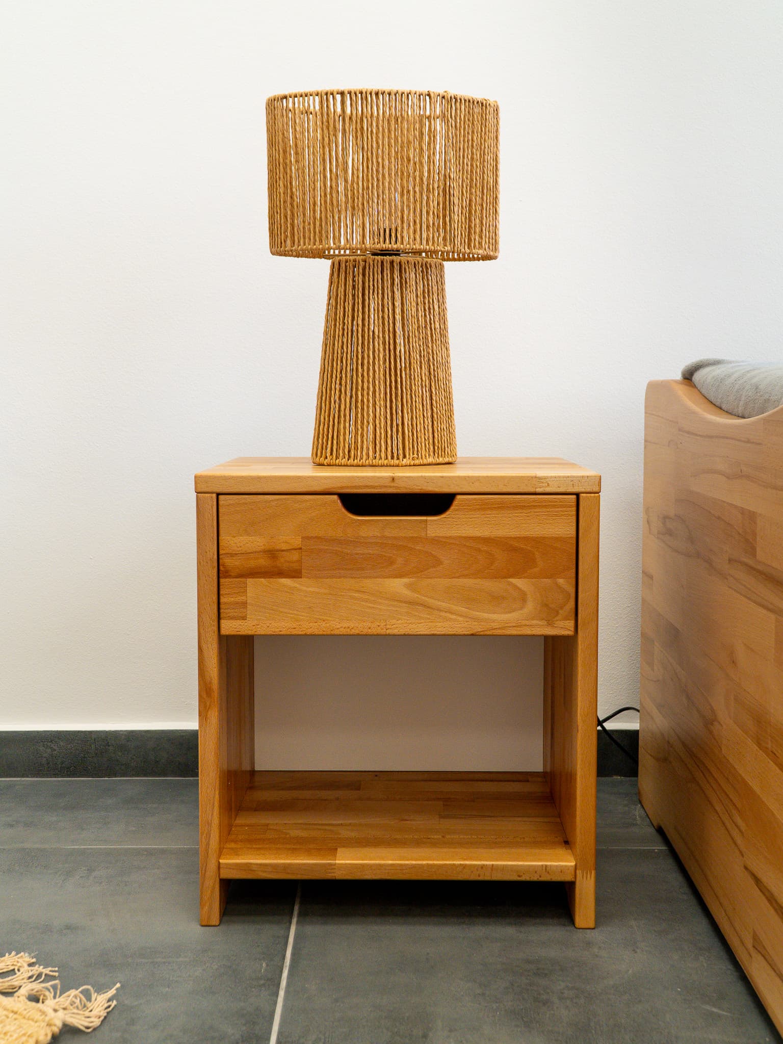 Nočný stolík Luna — 2